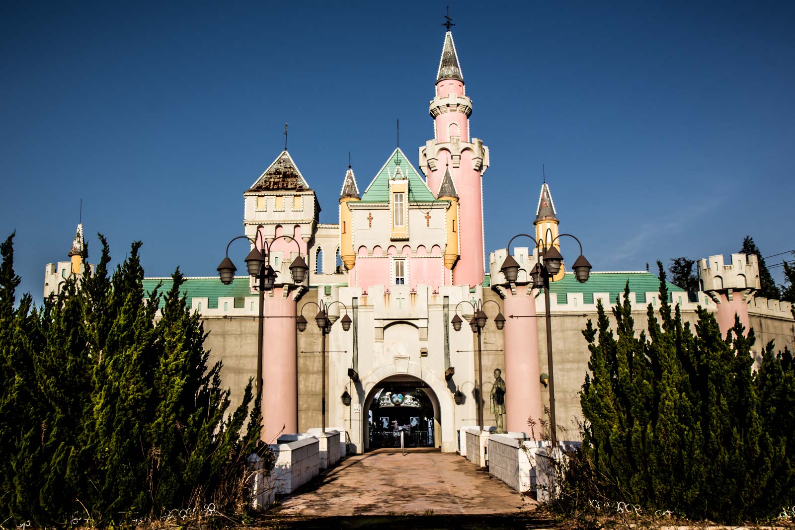 Źródło: https://www.timetravelturtle.com/nara-dreamland-abandoned-japan/