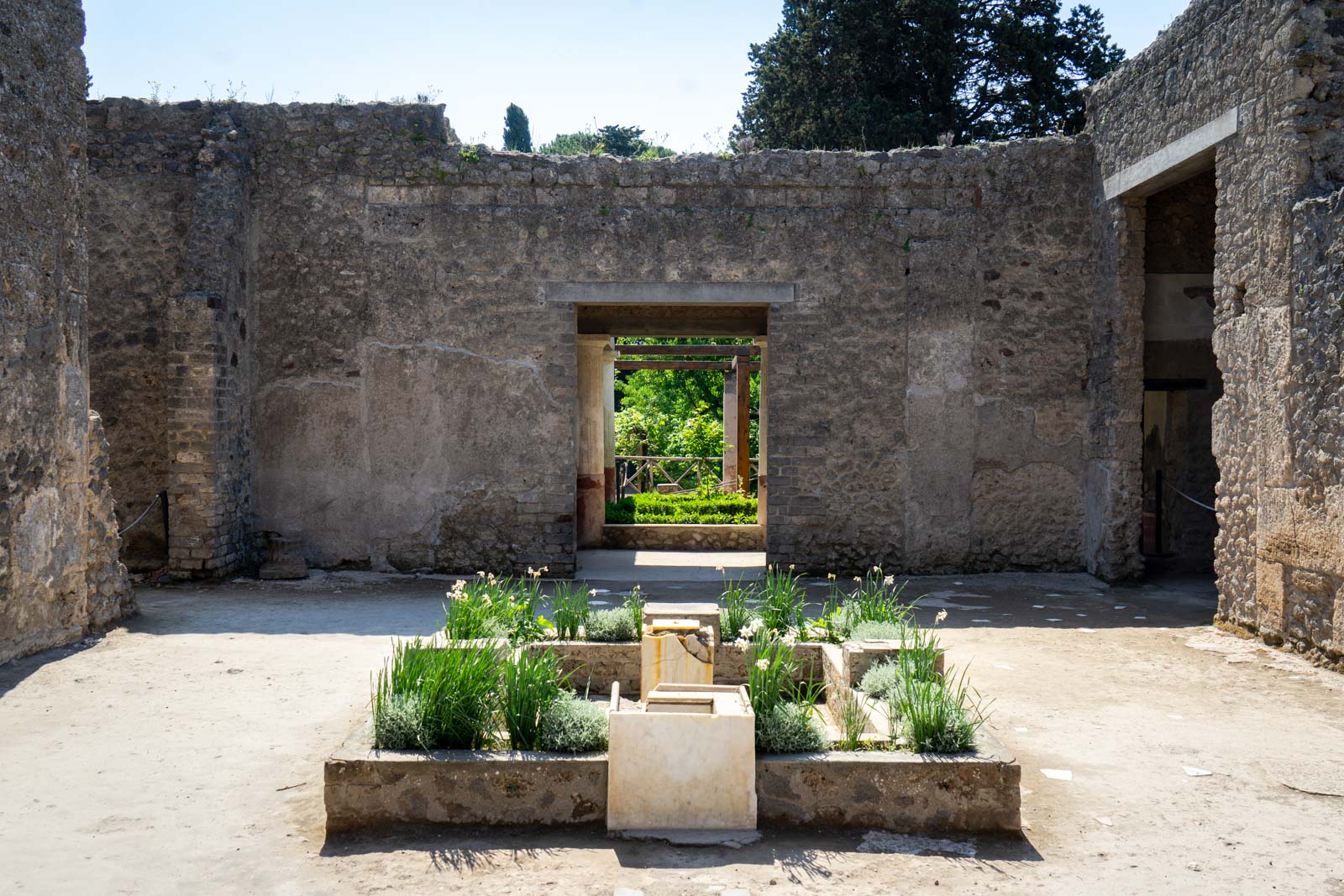 self tour pompeii