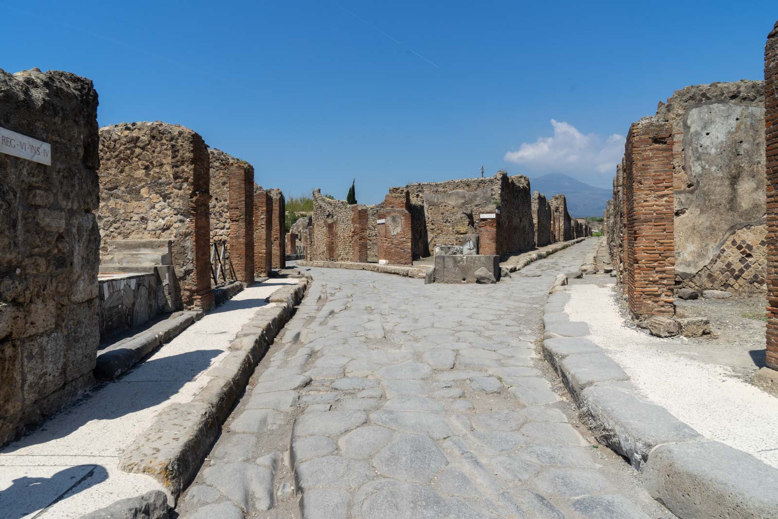 self tour pompeii